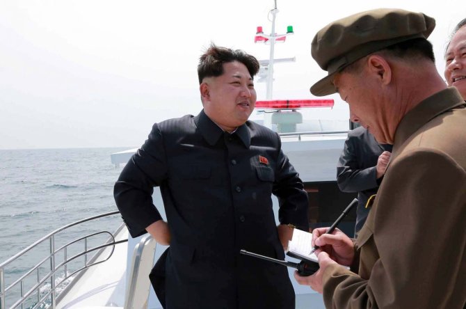AFP/„Scanpix“ nuotr./Šiaurės Korėjos lyderis Kim Jong Unas laive