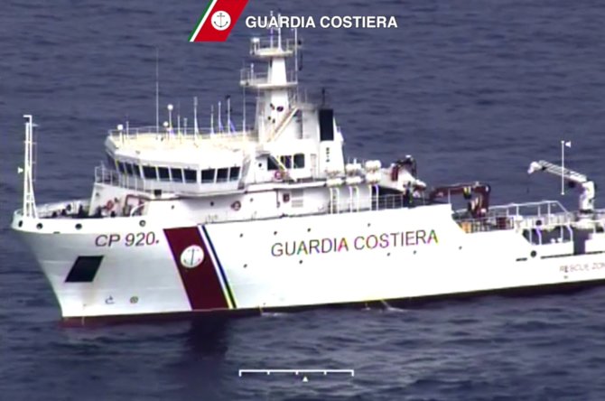 AFP/„Scanpix“ nuotr./Italijos gelbėtojų laivas