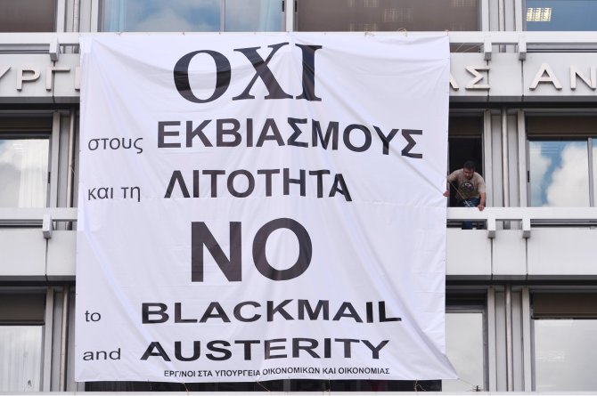 AFP/„Scanpix“ nuotr./Plakatas ant Graikijos finansų ministerijos pastato