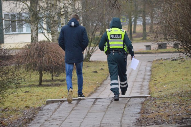 Šiaulių apskrities VPK nuotr./Policijos pareigūnas su paaugliu