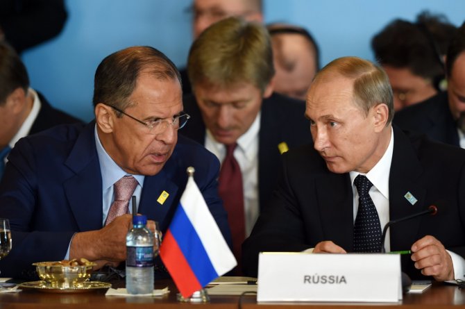 AFP/„Scanpix“ nuotr./S.Lavrovas, D.Peskovas ir V.Putinas