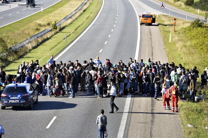 „Scanpix“/AP nuotr./Pabėgėliai blokuoja kelią Danijoje