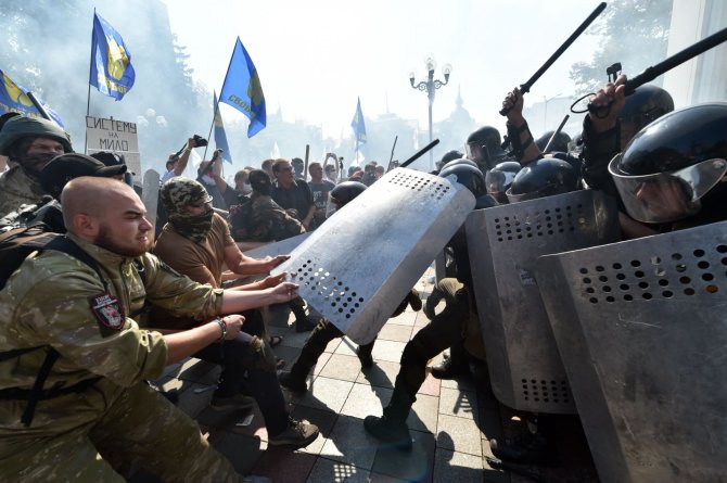 AFP/„Scanpix“ nuotr./Protestai prie Ukrainos Aukščiausiosios Rados