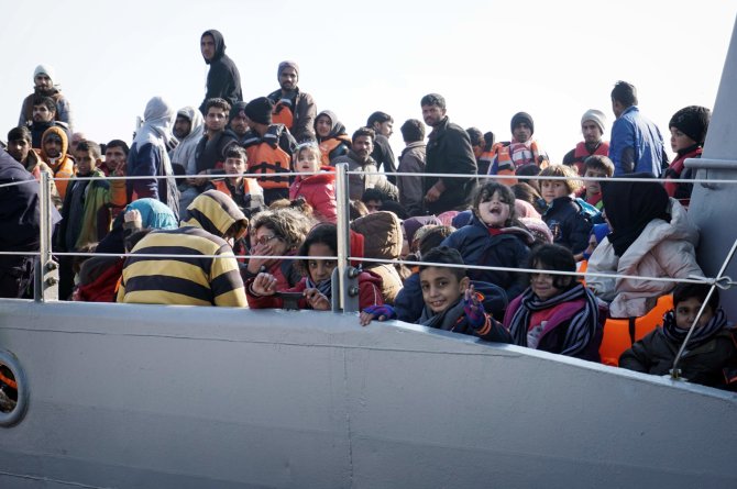 AFP/„Scanpix“ nuotr./Migrantai prie Graikijos Lesbo salos.