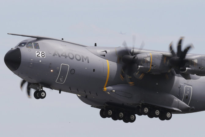 „Reuters“/„Scanpix“ nuotr./Krovininis karinis lėktuvas A400 M