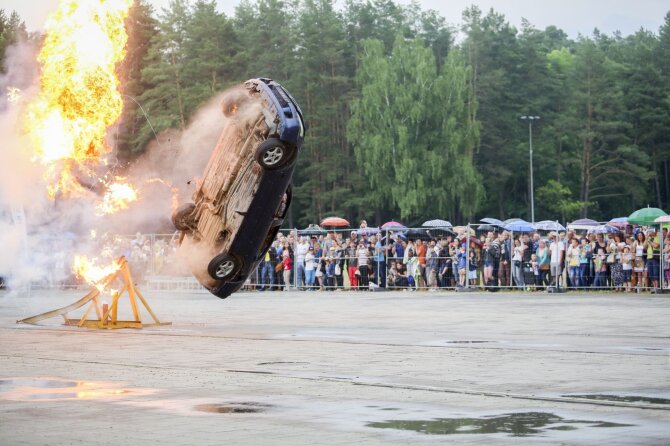 Irmanto Gelūno/15min.lt nuotr./Vingio parke skraidė automobiliai – vyko tarptautinis kaskadininkų pasirodymas