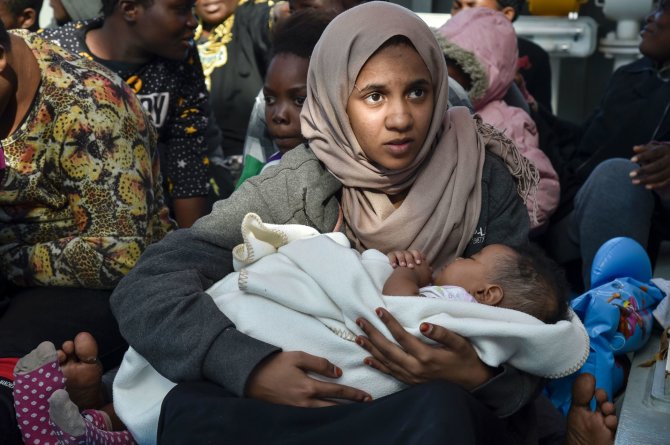 AFP/„Scanpix“ nuotr./Migrantai ir pabėgėliai Viduržemio jūroje
