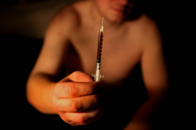 „Scanpix“/„PA Wire“/„Press Association Images“ nuotr./Nuo heroino priklausomas narkomanas