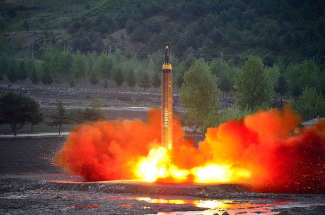 „Reuters“/„Scanpix“ nuotr./Raketa „Hwasong 12“