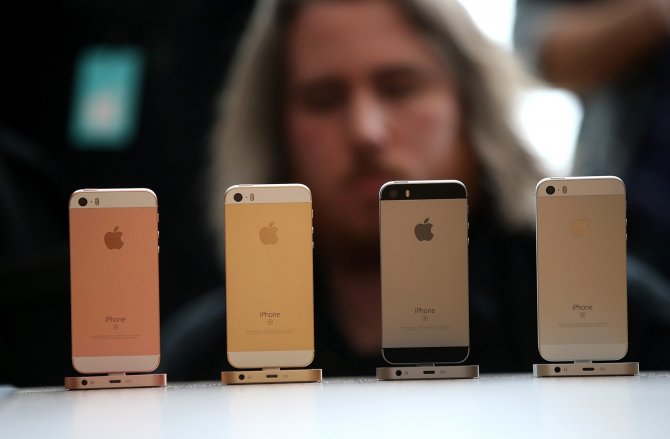 Scanpix/AFP/4 colių įstrižainės „iPhone SE“