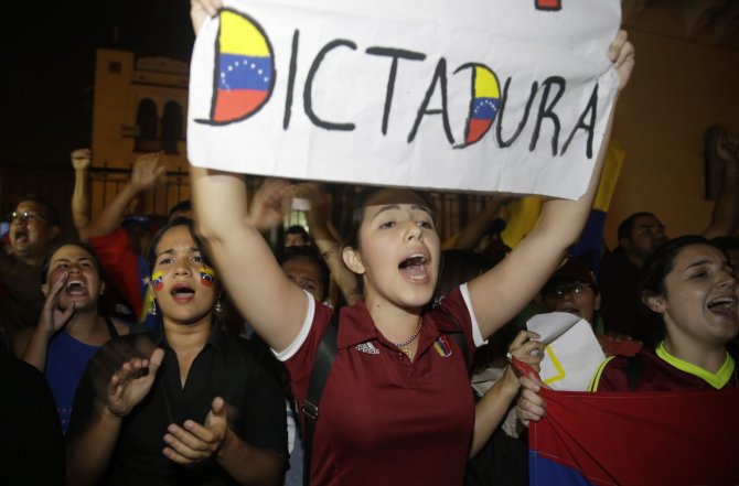 „Scanpix“/AP nuotr./Venesueloje tęsiasi protestai prieš prezidento N.Maduro režimą