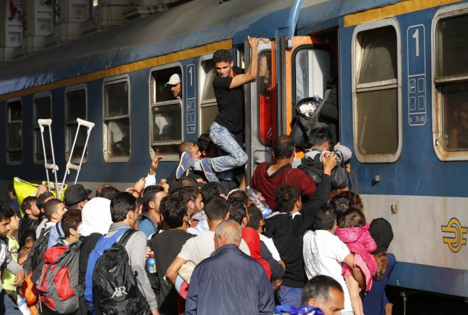 „Reuters“/„Scanpix“ nuotr./Pabėgėliai Budapešto traukinių stotyje