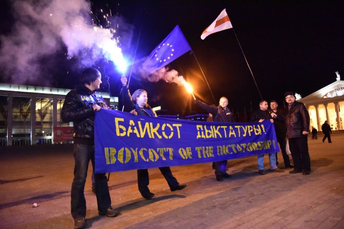 AFP/„Scanpix“ nuotr./Minsko centre susirinko kelios dešimtys opozicijos aktyvistų, kurie ragina boikotuoti rinkimus.