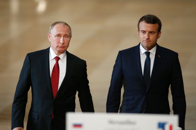 AFP/„Scanpix“ nuotr./E.Macrono ir V.Putino susitikimas