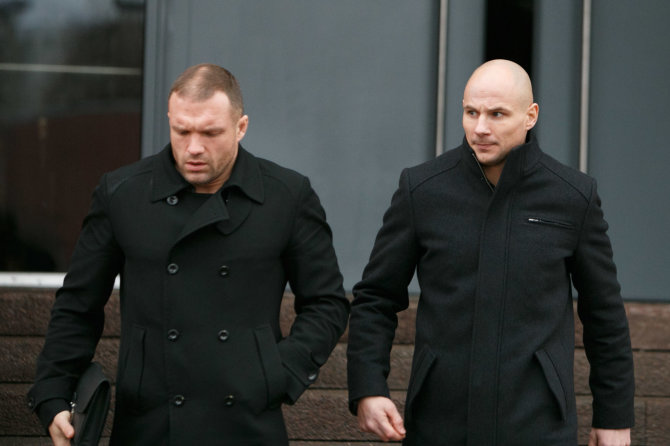 Eriko Ovčarenko / 15min nuotr./Rytis Sadauskas (kairėje) nušauto Remigijaus Morkevičiaus laidotuvėse
