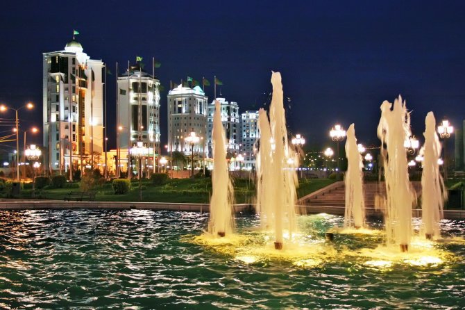 123rf.com nuotr./Šviečiantys fontanai Ašchabade, Turkmėnistane