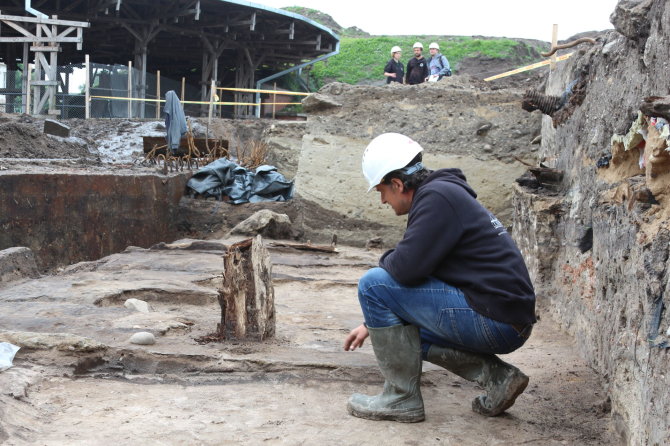 J.Andriejauskaitės/15min.lt nuotr./Archeologas Rokas Kraniauskas rodo, ką aptiko kasinėjimų metu.