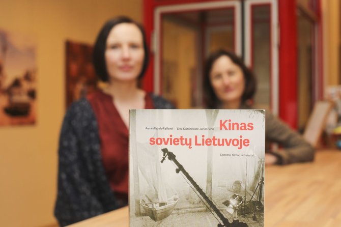 Irmanto Gelūno / 15min nuotr./Lina Kaminskaitė-Jančorienė (kairėje) ir Anna Mikonis-Railienė (dešinėje) pristato monografiją „Kinas sovietų Lietuvoje: sistema, filmai, režisieriai“