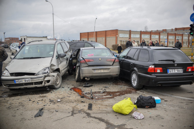 Pauliaus Šaparnio nuotr./Panevėžyje susidūrus BMW ir „Alfa Romeo“ automobiliams, į ligoninę išvežtos trys mažametės