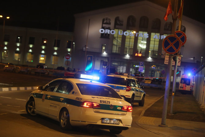 Juliaus Kalinsko / 15min nuotr./Po pranešimo apie sprogmenį evakuotas Vilniaus oro uostas 2015 m. kovo 19 d. 