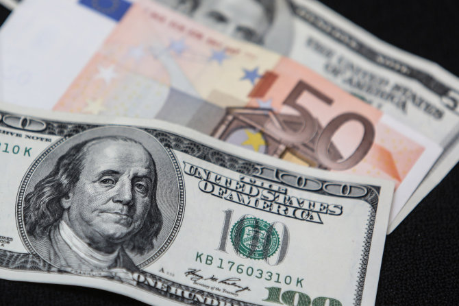 Juliaus Kalinsko/15min.lt nuotr./Jungtinių Valstijų doleriai ir Eurai