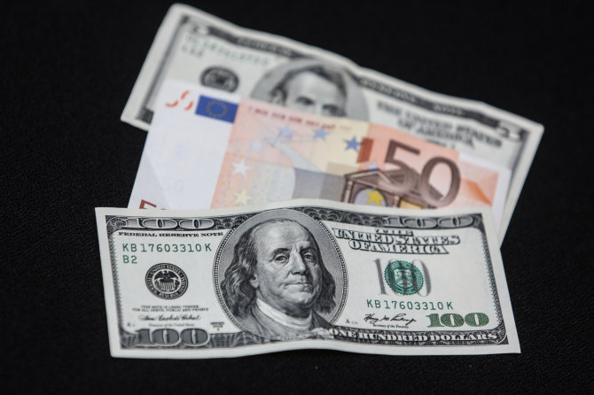 Juliaus Kalinsko / 15min nuotr./Jungtinių Valstijų doleriai ir eurai