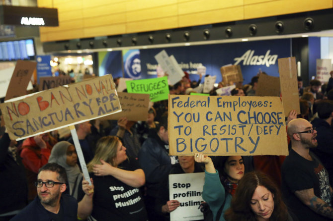 „Scanpix“/AP nuotr./Protestas JAV oro uoste