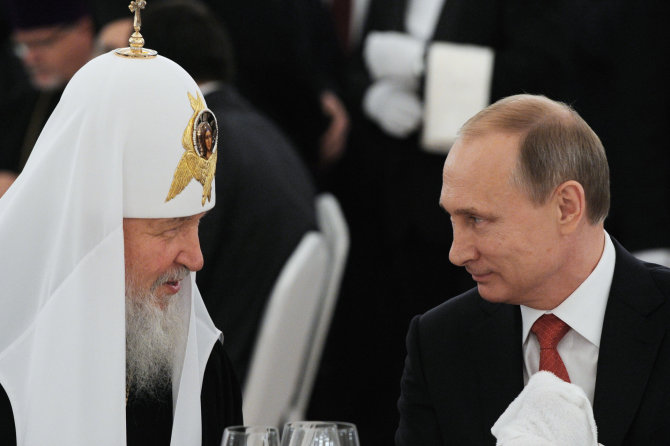 „Scanpix“/„RIA Novosti“ nuotr./Rusijos stačiatikių bažnyčios vadovas Kirilas su Rusijos prezidentu Vladimiru Putinu