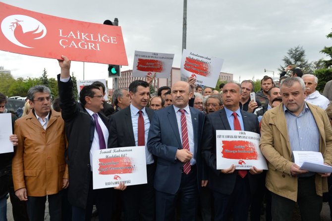 AFP/„Scanpix“ nuotr./Prieš siūlymus Turkijoje priimti religinę konstituciją protestuojantys demonstrantai 