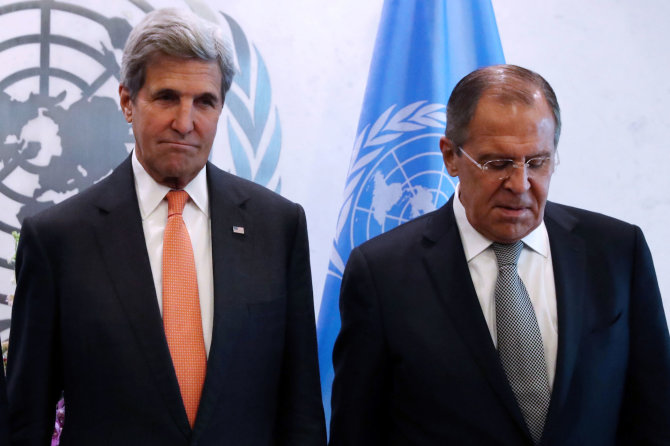 „Reuters“/„Scanpix“ nuotr./Johnas Kerry su Sergejumi Lavrovu 