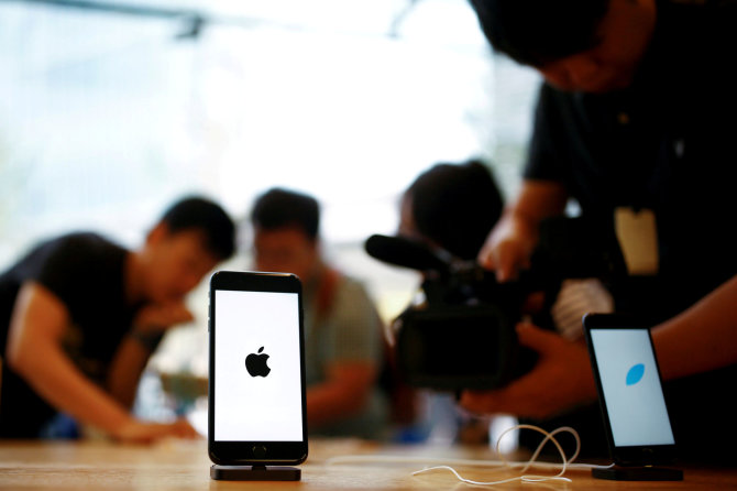 „Reuters“/„Scanpix“ nuotr./„iPhone 7“ telefonas „Apple“ parduotuvėje Pekine 