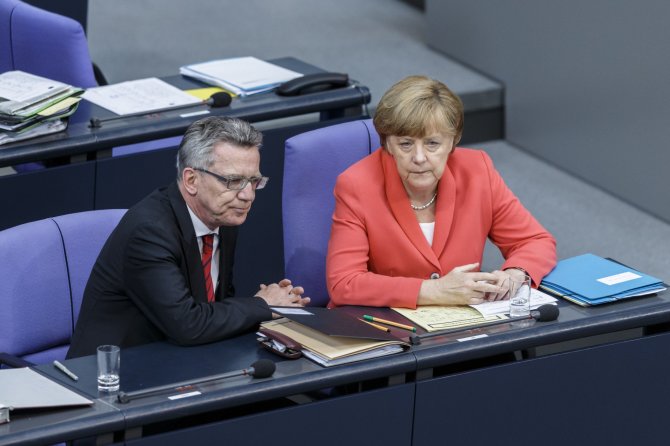 „Scanpix“/„Sipa USA“ nuotr./T.de Maiziere ir Angela Merkel