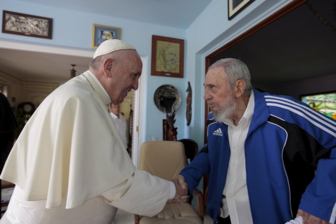 „Reuters“/„Scanpix“ nuotr./Popiežius Pranciškus susitiko su Fideliu Castro