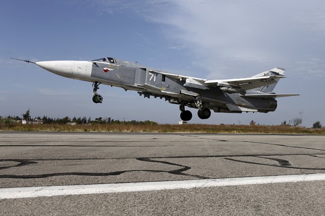 „Reuters“/„Scanpix“ nuotr./Su-24 karo lėktuvas kyla iš oro uosto Latakijoje