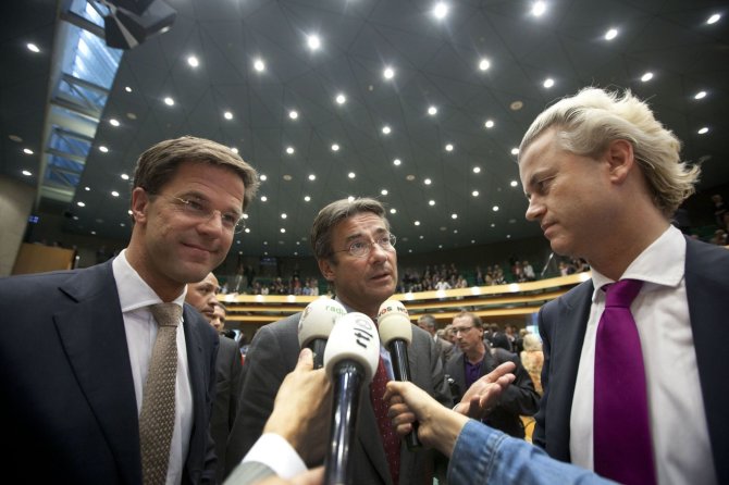 AFP/„Scanpix“ nuotr./Markas Rutte (kairėje) ir Geertas Wildersas (dešinėje) 