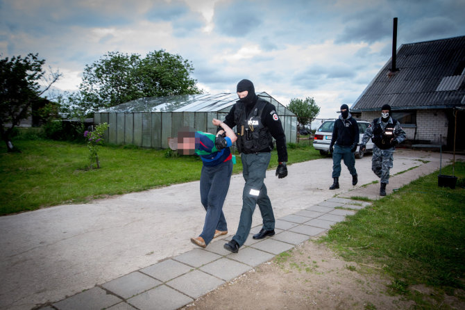 Vidmanto Balkūno / 15min nuotr./Policijos pareigūnai krečia įtariamųjų namus Šalčininkų rajone