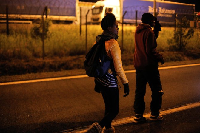 „Scanpix“/AP nuotr./Migrantai Prancūzijoje keliauja link Lamanšo tunelio