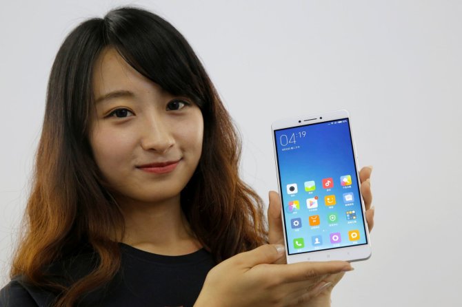 „Reuters“/„Scanpix“ nuotr./Naujasis „Xiaomi Mi Max“ išmanusis telefonas