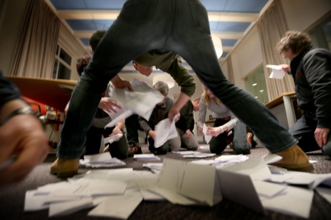 AFP/„Scanpix“ nuotr./Referendumo balsų skaičiavimas Nyderlanduose