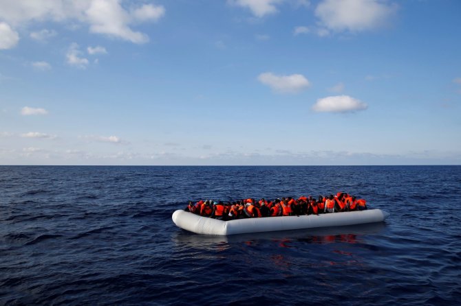 „Reuters“/„Scanpix“ nuotr./Laivas Viduržemio jūroje gelbsti išsekusius Šiaurės Afrikos migrantus