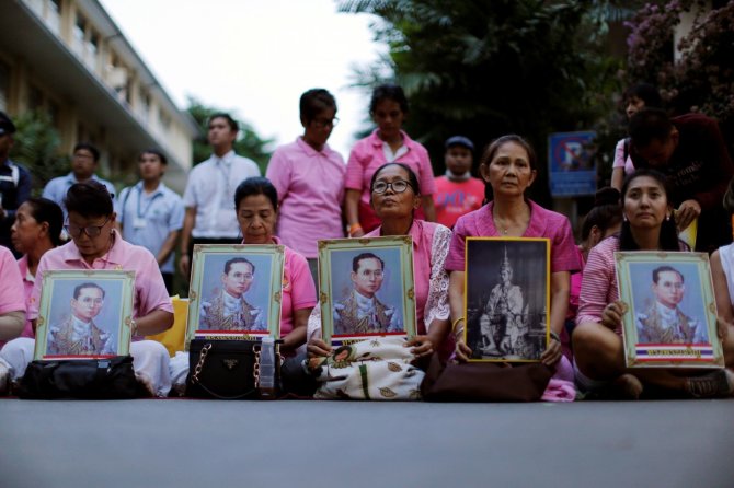 „Reuters“/„Scanpix“ nuotr./Tailandiečiai gedi po ilgos ligos mirusio mylimo monarcho Bhumibolo Adulyadejo