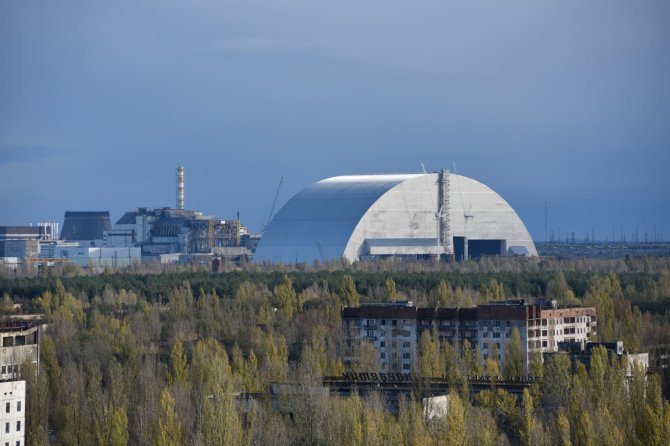 „Sputnik“/„Scanpix“ nuotr./Černobylyje naujas milžiniškas gaubtas pradėtas stumti ant branduolinio reaktoriaus