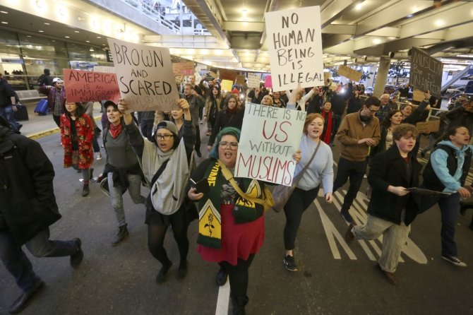 „Reuters“/„Scanpix“ nuotr./Protestai JAV oro uostuose dėl imigracijos draudimo