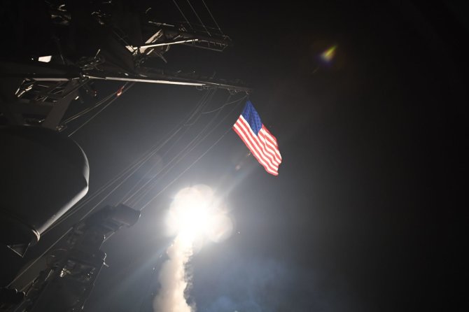 AFP/„Scanpix“ nuotr./JAV smogė raketomis Sirijai