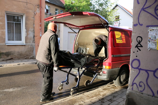 15min/Pauliaus Ramanausko nuotr./Žmogžudystės vietoje Paupio gatvėje