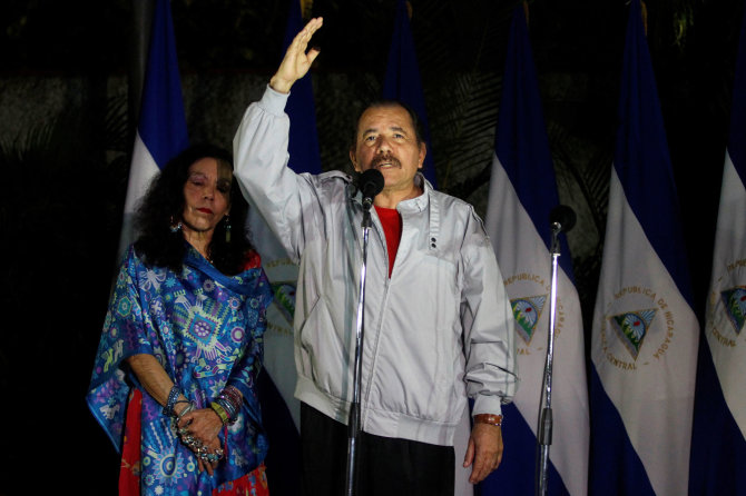 „Reuters“/„Scanpix“ nuotr./Danielis Ortega su žmona Rosario Murillo