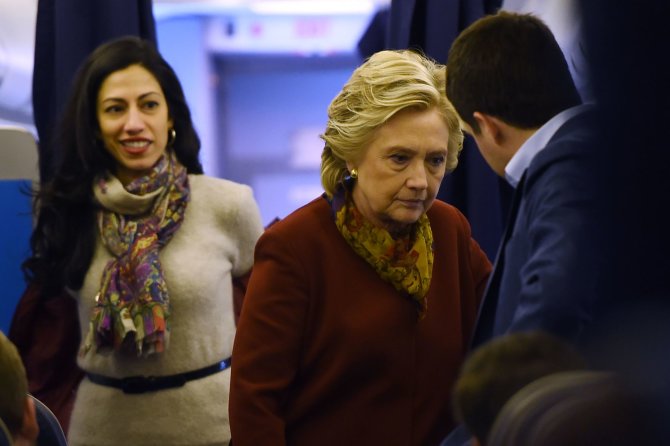 AFP/„Scanpix“ nuotr./Huma Abedin (kairėje) ir Hillary Clinton