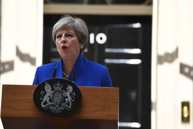 AFP/„Scanpix“ nuotr./Theresa May paskelbė, kad formuos naują vyriausybę