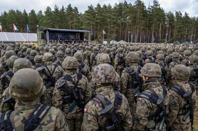 AFP PHOTO/NATO kariai Lenkijoje