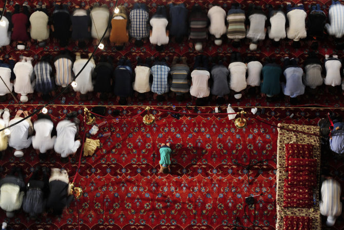 „Reuters“/„Scanpix“ nuotr./Musulmonų malda Ramadano metu Osmanų imperijos laikų mečetėje Stambule
